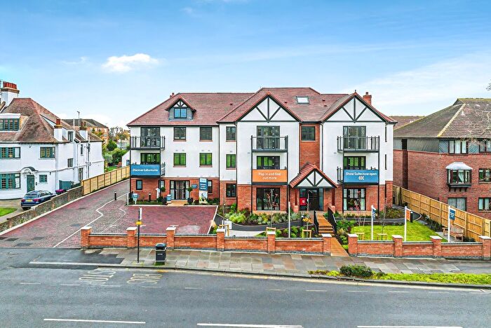 1 Bedroom Flat For Sale In Chalkwell Avenue, Westcliff-On-Sea, SS0