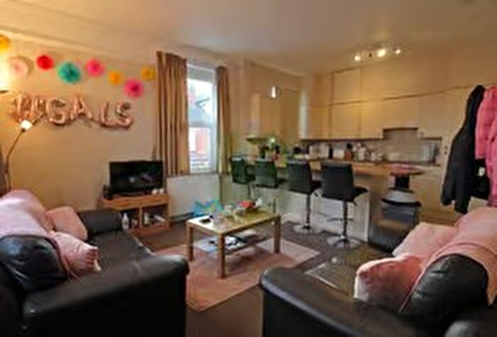 4 Bedroom Flat To Rent In Cardigan Road, Leeds, West Yorkshire, LS6