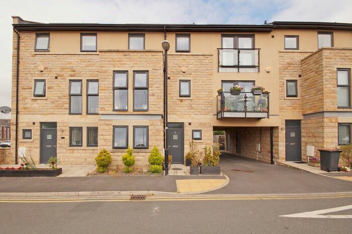 5 Bedroom Town House To Rent In Myrtle Square, Harrogate, HG1