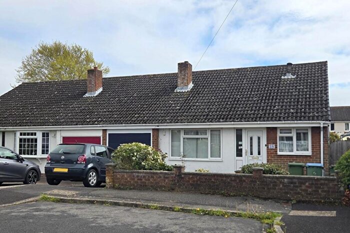 3 Bedroom Semi-Detached Bungalow For Sale In Cherry Tree Avenue, Fareham, PO14