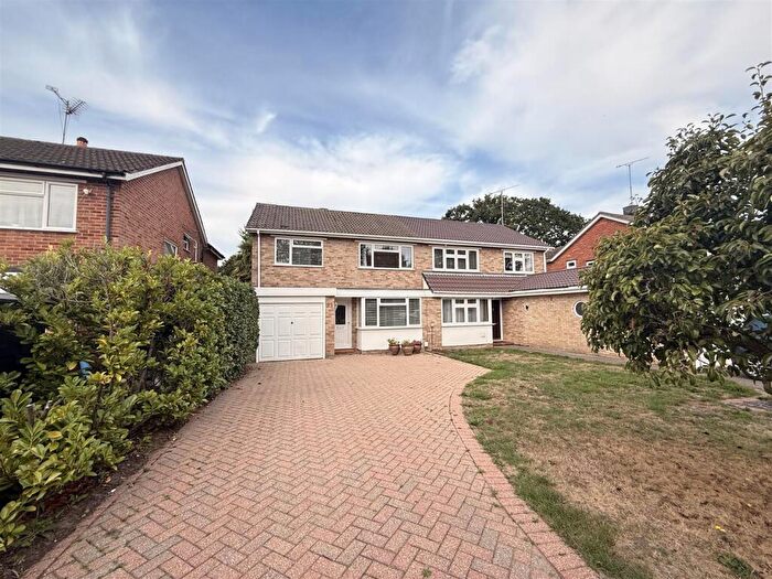3 Bedroom Semi-Detached House To Rent In Chestnut Road, Farnborough, GU14