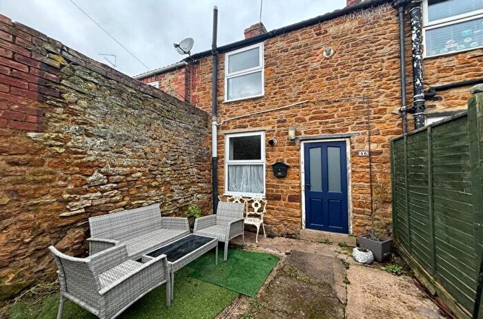 2 Bedroom Cottage For Sale In High Street, Earls Barton, Northamptonshire, NN6