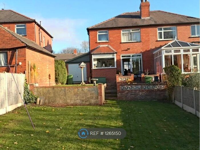 3 Bedroom Semi-Detached House To Rent In Oakwood Lane, Leeds LS8