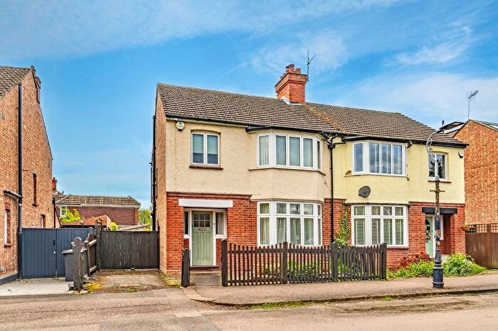 3 Bedroom Semi Detached House For Sale In West Grove, Bedford, MK40