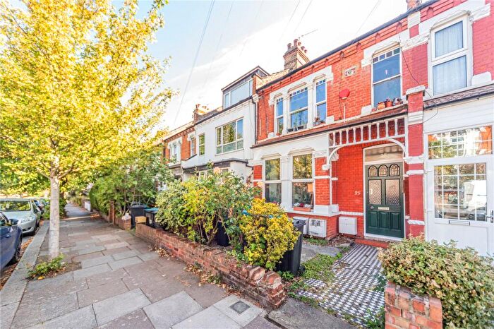 2 Bedroom Apartment For Sale In Hardwicke Road, London, N13