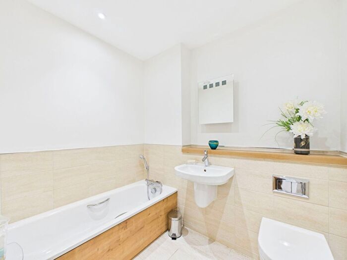 2 Bedroom Flat For Sale In Durrants Village, Faygate, RH12