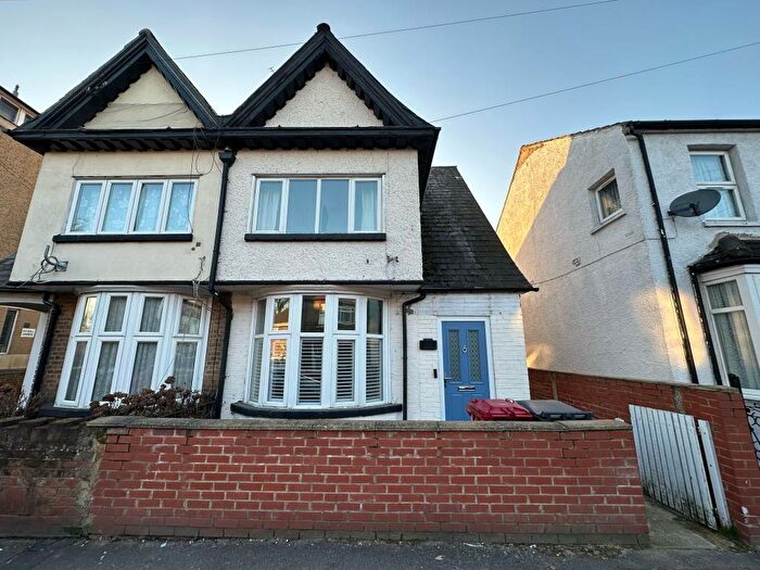 3 Bedroom Semi-Detached House To Rent In Slough, Berkshire, SL1