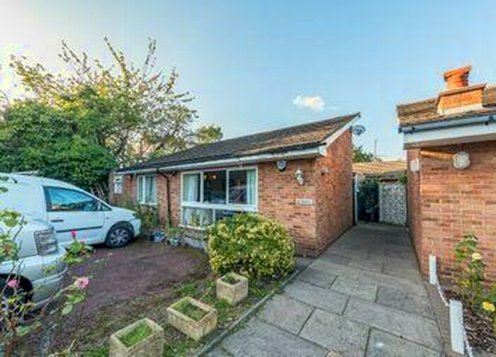 3 Bedroom Bungalow To Rent In Boltmore Close, London, NW4
