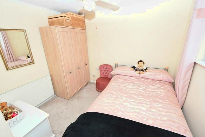 3 Bedroom End Of Terrace House For Sale In Long Road, Canvey Island, SS8