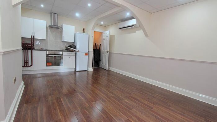 2 Bedroom Flat To Rent In Green Lanes, London, N13