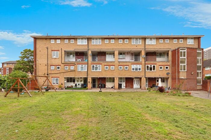 3 Bedroom Maisonette For Sale In Nafford Grove, Birmingham, B14