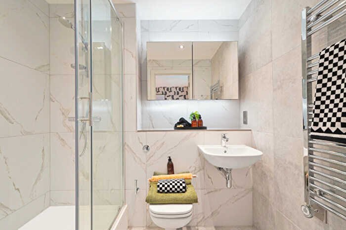 2 Bedroom Apartment To Rent In The Oakgate, KT22