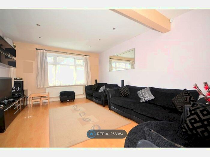 3 Bedroom Semi-Detached House To Rent In Monkton Road, Welling DA16