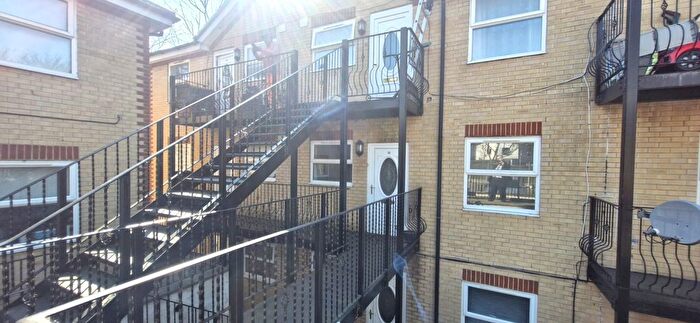 2 Bedroom Flat To Rent In Uplands Close, Woolwich, London, SE18