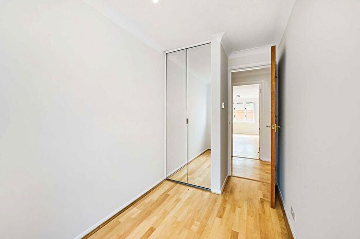 2 Bedroom Flat To Rent In Cross Road, Wimbledon, SW19