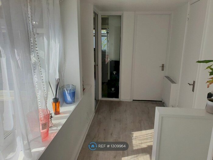 1 Bedroom Flat To Rent In Setchell Way, London, SE1