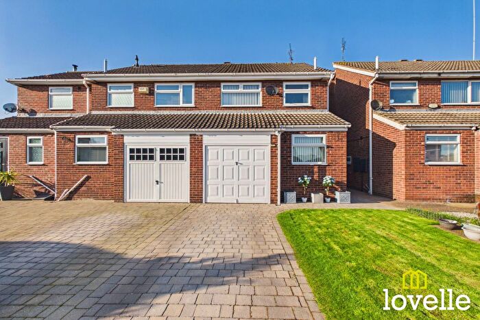 3 Bedroom Semi-Detached House For Sale In Woodleigh Drive, Hull, HU7