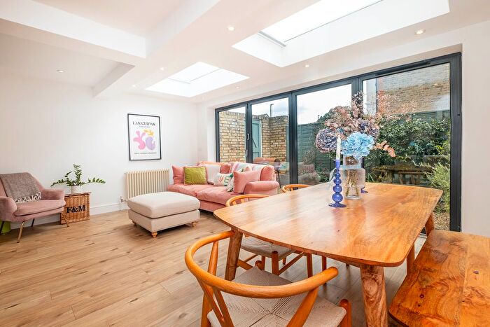 2 Bedroom Flat For Sale In Strathville Road, London, SW18