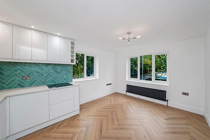 2 Bedroom Flat For Sale In Dells Close, London, E4