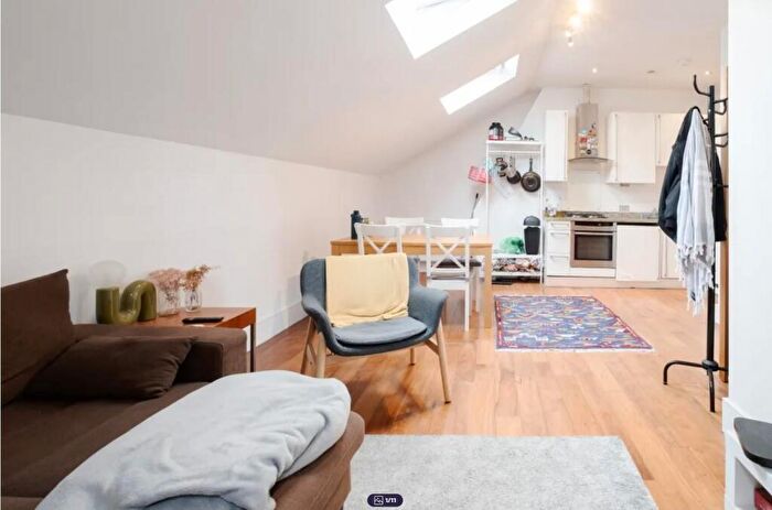 2 Bedroom Flat To Rent In Finsbury Park Road, Hackney, London, N4