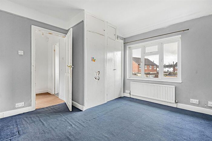 2 Bedroom End Of Terrace House For Sale In Long Furlong Drive, Slough, SL2
