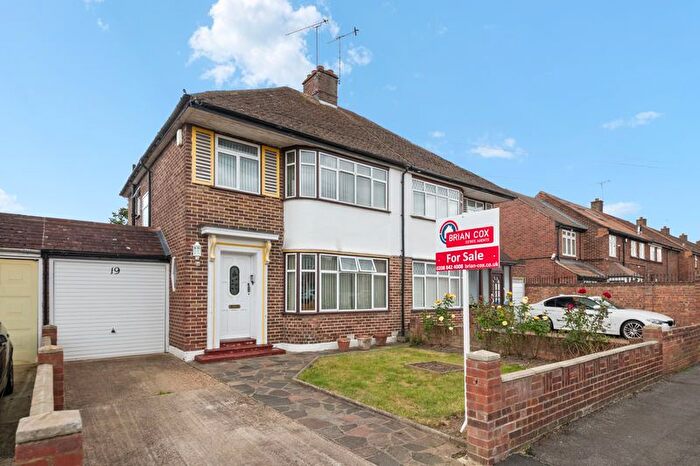 4 Bedroom Semi-detached House For Sale In Chatsworth Road, Hayes, UB4