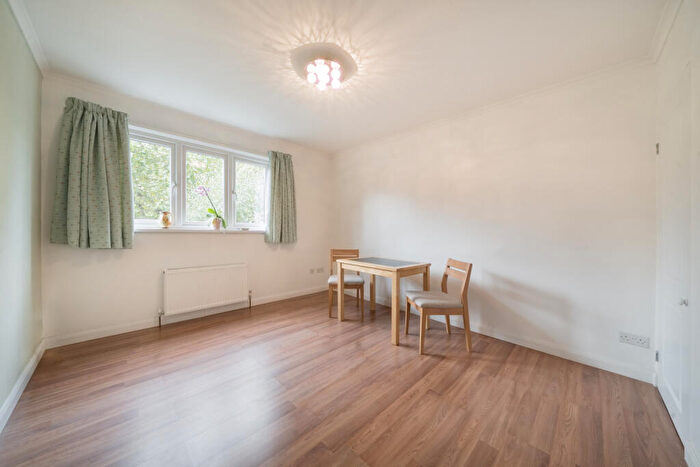 4 Bedroom Terraced House For Sale In Chambord Street, London, E2