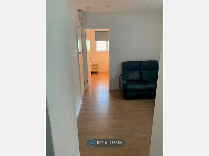 1 Bedroom Flat To Rent In North Circular Road, London, N13