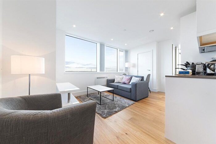 Apartment To Rent In High Street, Slough, Berkshire, SL1