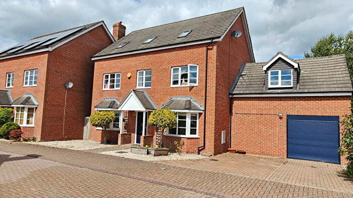 6 Bedroom Detached House For Sale In Hook Close, Greenham, RG19