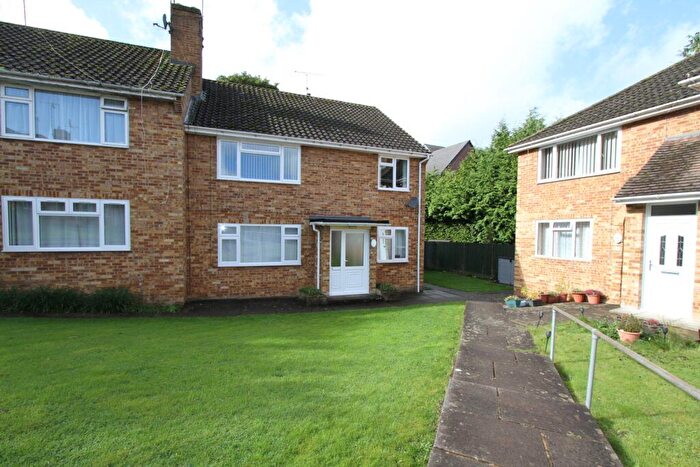 2 Bedroom Maisonette To Rent In Westbeech Court, Banbury, Oxon, OX16