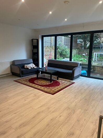 3 Bedroom Flat To Rent In Burlington Gardens, London, W3