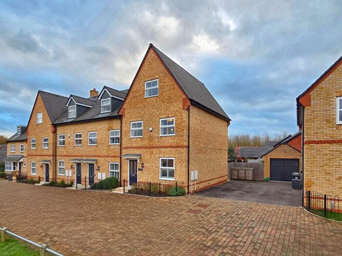 3 Bedroom Town House For Sale In Poppy Drive, Ampthill, Bedford, MK45