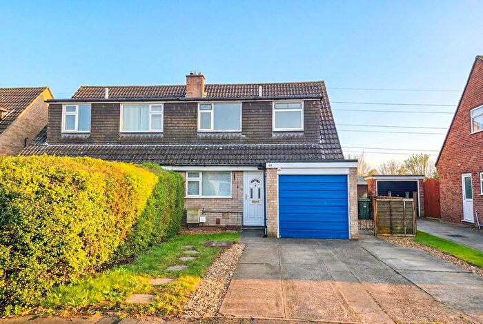3 Bedroom Semi Detached House For Sale In Kingfisher Road, Worle - No Chain, BS22