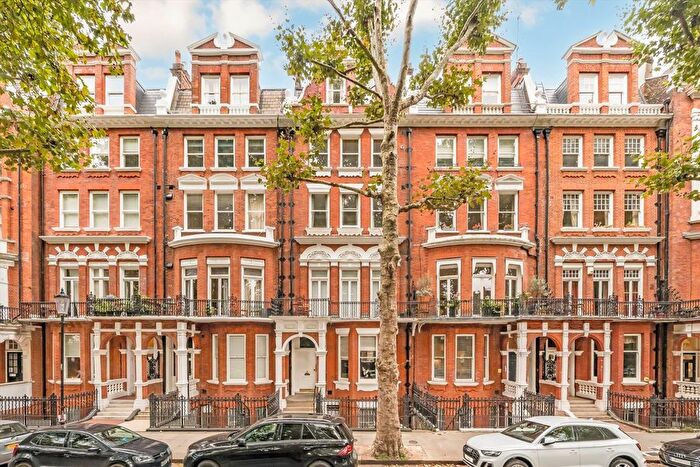 3 Bedroom Flat To Rent In Bramham Gardens, Earls Court, SW5