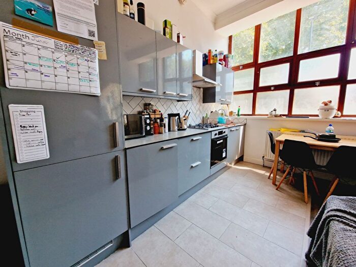 3 Bedroom Flat To Rent In Hornsey Road, London, N7