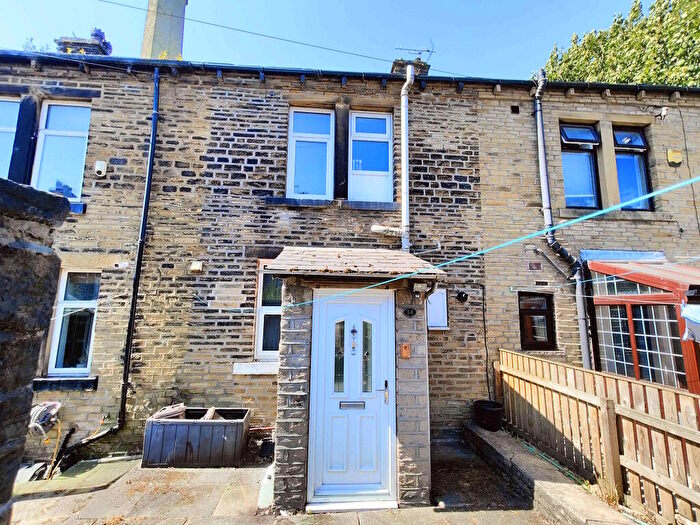2 Bedroom Terraced House For Sale In Woodside Mount, Halifax, HX3
