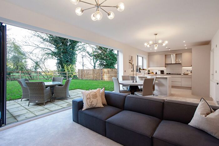 4 Bedroom Detached House For Sale In The Oaks Greenwalk, Standish, GL10