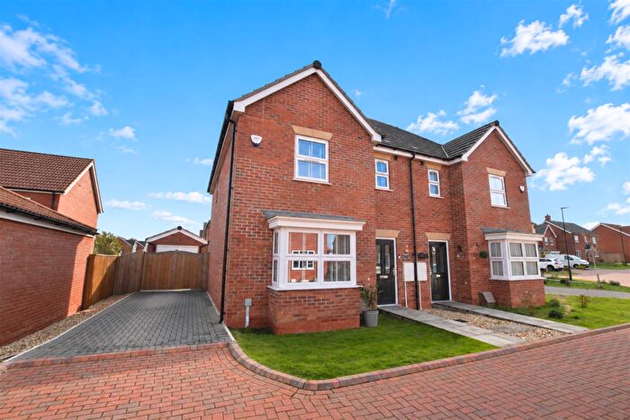 3 Bedroom Semi-Detached House For Sale In Hammerfest Avenue, New Waltham, Grimsby, DN36
