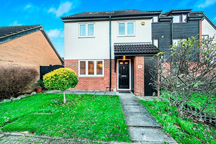 4 Bedroom Semi-Detached House For Sale In Standingford, Harlow, CM19