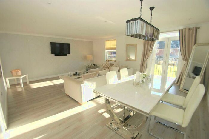 2 Bedroom Flat To Rent In Stoneleigh Court, Leeds, LS17