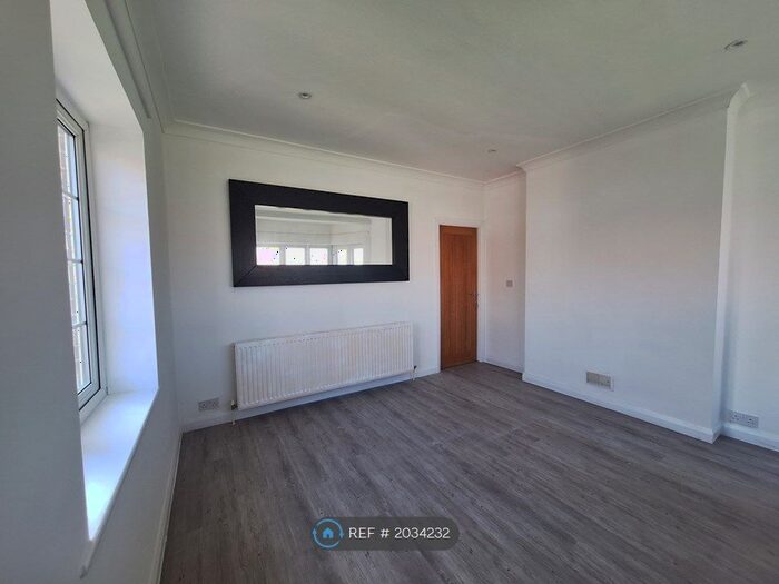 3 Bedroom Flat To Rent In Deacons Hill Road, Elstree, WD6