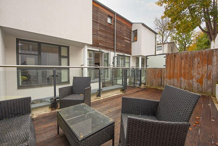 2 Bedroom Flat To Rent In Gerards Place, London, SW4