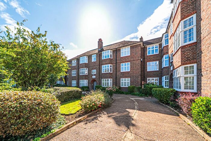 2 Bedroom Flat For Sale In Grove Crescent, Kingston Upon Thames, Surrey, KT1
