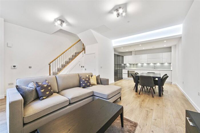2 Bedroom Town House To Rent In Williamsburg Plaza, London, E14