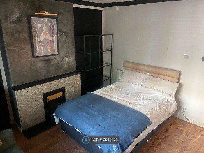 2 Bedroom Flat To Rent In Arrowsmith House, London, SE11