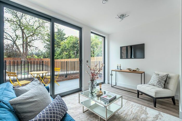 2 Bedroom Flat To Rent In Rosemont Road, London, W3