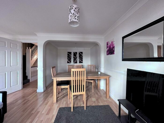 4 Bedroom House To Rent In Jamestown Way, Blackwall, E14