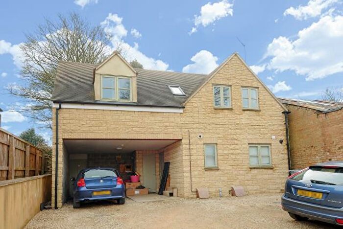 2 Bedroom Flat To Rent In Pear Tree Court, Chipping Norton, OX7