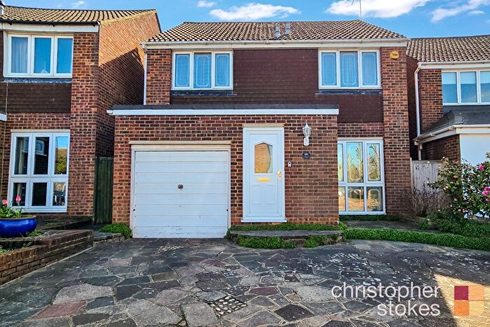 4 Bedroom Detached House For Sale In Oakdene, Cheshunt, Hertfordshire, EN8